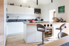 Cucina su misura laccato bianco con inserti in rovere