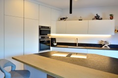 Cucina su misura laccato bianco con inserti in rovere