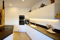 Cucina su misura laccato bianco con inserti in rovere