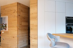 Cucina su misura laccato bianco con inserti in rovere