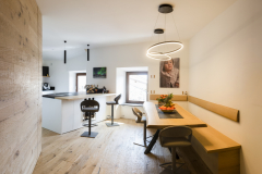 Cucina su misura laccato bianco con inserti in rovere