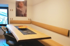 Tavolo su misura in rovere con giropanca e schienale