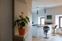 Cucina su misura laccato bianco con inserti in rovere