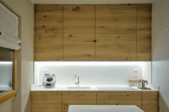 Cucina su misura in rovere con piano lavoro in simil corian