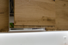 Cucina in rovere con piano lavoro in simil corian - dettagli