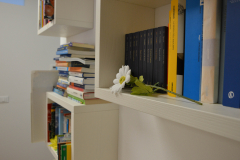 Libreria in frassino spazzolato laccato bianco