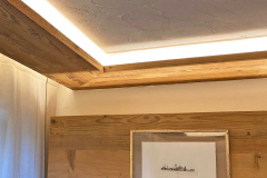 Rivestimento e cornice in abete antiquato