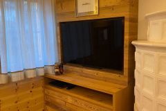Mobile TV in abete antiquato